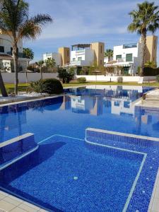 Πισίνα στο ή κοντά στο Three-bedroom holiday villa with magnificent pool next to the sea and golf courses