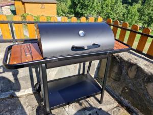a grill sitting on top of a table at La cabane des lucioles in Saint-Julien-Boutières
