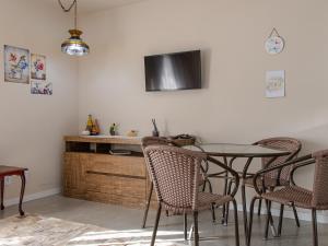 ein Esszimmer mit Tisch und Stühlen in der Unterkunft Unidade do térreo: casa à beira mar XJ6722 in São Francisco do Sul