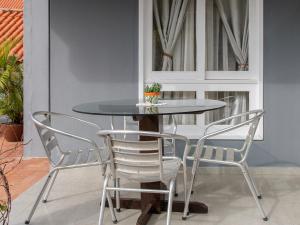 einen Tisch und zwei Stühle auf einer Terrasse in der Unterkunft Unidade do térreo: casa à beira mar XJ6722 in São Francisco do Sul