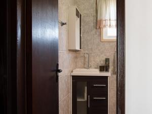 サン・フランシスコ・ド・スルにあるPiso superior:casa aconchegante à beira mar XS7441の洗面台と鏡のあるバスルーム +24枚の写真