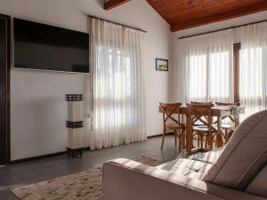 サン・フランシスコ・ド・スルにあるPiso superior:casa aconchegante à beira mar XS7441のテーブルと椅子とテレビのあるリビングルーム