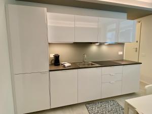 Kuchyň nebo kuchyňský kout v ubytování NEW Residenza le Essenze - i 7 Laghi