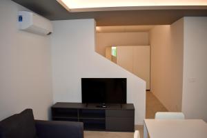 TV a/nebo společenská místnost v ubytování NEW Residenza le Essenze - i 7 Laghi