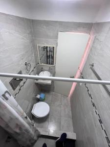 a bathroom with a toilet and a sink at Hospedaje LH Planta baja E a 15 minutos del aeropuerto de Ezeiza in Ezeiza