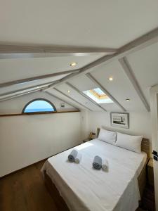 a bedroom with a bed with two hats on it at Betty's Beach House - by the Sea in Kámpos