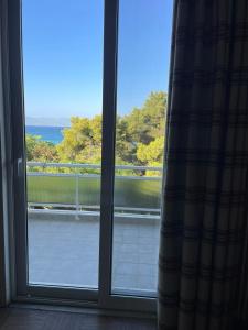 キアトにあるPefkias Apartmentsの窓から海の景色を望めます。