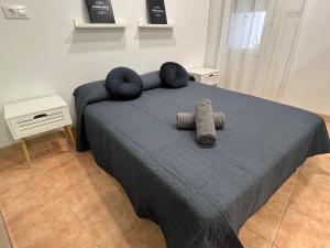 een slaapkamer met een bed met twee kussens erop bij Apartamento Nuria,Centro del Pueblo,Planta baja con jardin, Aire Acondicionado in L'Escala