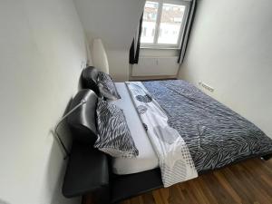 - une chambre avec un lit doté d'une tête de lit et d'oreillers noirs dans l'établissement Luxuriöses Zimmer 10min zum Universität Kassel, à Cassel