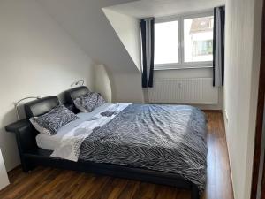 - une chambre avec un lit doté d'une couverture zébrée et d'une fenêtre dans l'établissement Luxuriöses Zimmer 10min zum Universität Kassel, à Cassel