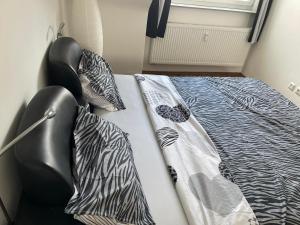 - une chambre avec un lit, une chaise et un couvre-lit dans l'établissement Luxuriöses Zimmer 10min zum Universität Kassel, à Cassel 56 autres photos