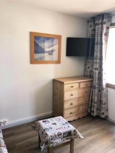 Телевизор и/или развлекательный центр в Résidence L'Ours Blanc - maeva Home - Appartement vue montagne 2 pièces 4 personnes - Sélection MAE-3444