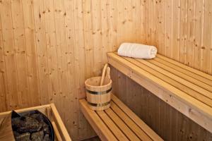 a wooden sauna with a towel and a wooden bucket at Blinkfüer in Nordhorn