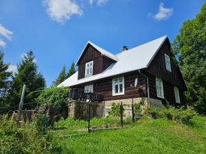 a large wooden house with a gambrel roof at Chata góralska Wojtasówka in Kamesznica