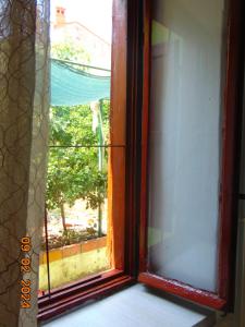 Una ventana abierta con vista a un patio. en Guest House Amfiteatar Pula, en Pula