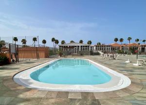 a large swimming pool in a courtyard with a resort at Ten-Beau Relax Bungalow in Maspalomas