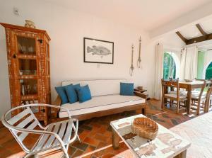 a living room with a couch and a table at Apto estilo casa em condomínio com piscina na beira da praia in Florianópolis
