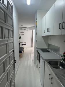 Dapur atau dapur kecil di Estudio torrecilla Nerja playa - Selenity Homes +1 gambar