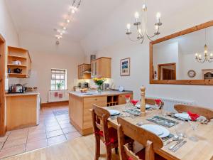eine Küche und ein Esszimmer mit einem Tisch und einem Spiegel in der Unterkunft 2 Bed in Cresswell CN194 in Ulgham