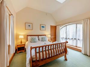 ein Schlafzimmer mit einem Bett und einem großen Fenster in der Unterkunft 2 Bed in Cresswell CN194 in Ulgham