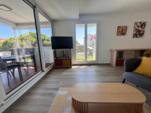 a living room with a couch and a table at L'appart D79 in Gruissan