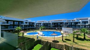 ein Apartmentkomplex mit einem Pool und einem Resort in der Unterkunft Zahara pueblo boutique I in Zahara de los Atunes