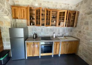 Kuchyň nebo kuchyňský kout v ubytování Stone Apartment Risan