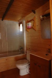 Ένα μπάνιο στο Camping Era Yerla D'arties +49 φωτογραφίες