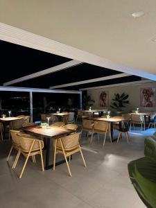 Restavracija oz. druge možnosti za prehrano v nastanitvi Myzith Luxury Suites