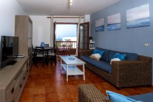 una sala de estar con un sofá y una mesa en Casa Playa María, en Agaete 20 fotos más