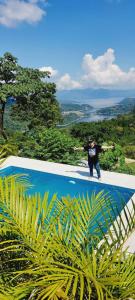 ein Mann, der auf einem Gebäude auf einem Snowboard fährt in der Unterkunft VILLA TOPOCORO HiDROSOGAMOSO in San Vicente de Chucurí