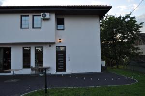 a white house with a table in front of it at Apartments Divanhana 1 in Kiseljak
