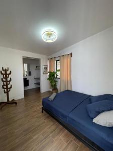 una camera da letto con un grande letto blu in una stanza di Casa Jaguares a Puerto Escondido Altre 10 foto
