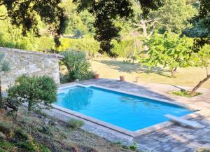 einen großen blauen Pool im Garten in der Unterkunft Mas XVIIIème au cœur de la Drôme provençale in Béconne + 24 Fotos