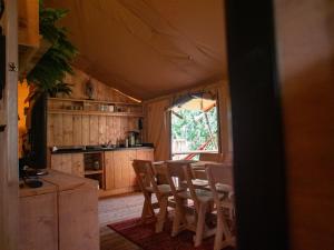 Ecolodges De Dreef的厨房或小厨房