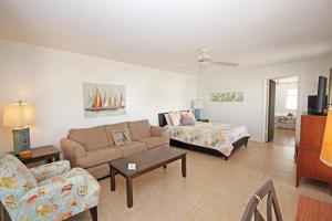 Фотография из галереи Beach and Poolside Villa Paradise on Siesta Key в городе Сиеста-Ки