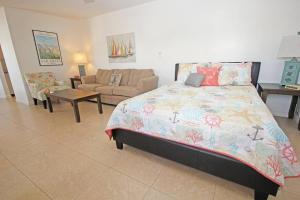 Фотография из галереи Beach and Poolside Villa Paradise on Siesta Key в городе Сиеста-Ки