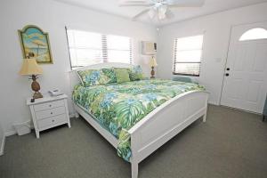 Фотография из галереи Beach and Poolside Villa Paradise on Siesta Key в городе Сиеста-Ки