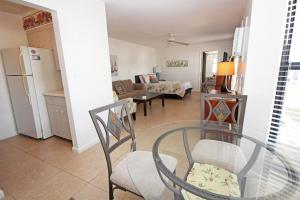 Фотография из галереи Beach and Poolside Villa Paradise on Siesta Key в городе Сиеста-Ки
