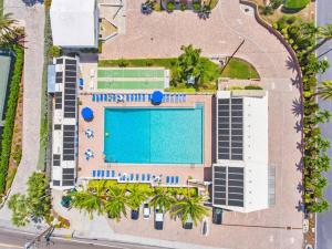 Фотография из галереи Beach and Poolside Villa Paradise on Siesta Key в городе Сиеста-Ки