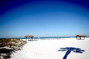 Фотография из галереи Beach and Poolside Villa Paradise on Siesta Key в городе Сиеста-Ки