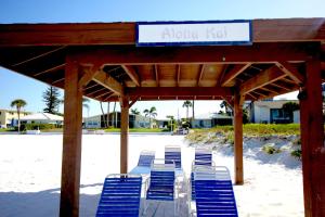 Фотография из галереи Beach and Poolside Villa Paradise on Siesta Key в городе Сиеста-Ки