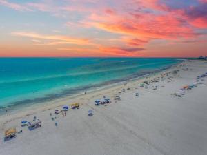 Фотография из галереи Beach and Poolside Villa Paradise on Siesta Key в городе Сиеста-Ки