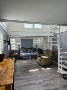 Et opholdsområde på Riverfront Cottage