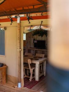 Ecolodges De Dreef的电视和/或娱乐中心