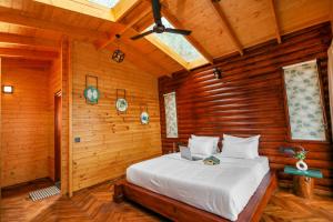 Letto o letti in una camera di Koro Treehouse Resort Luxury Wooden Cottages and Villas with Private Pool
