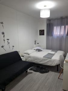 una camera da letto bianca con due letti e una finestra di Domus Euclide a Roma