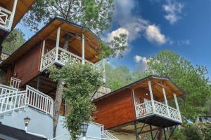 Balcone o terrazza di Koro Treehouse Resort Luxury Wooden Cottages and Villas with Private Pool