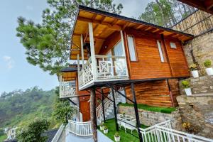 Balkón nebo terasa v ubytování Koro Treehouse Resort Luxury Wooden Cottages and Villas with Private Pool