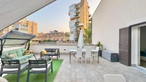 a balcony with a table and chairs and a couch at Merlo Holiday Room in Palermo